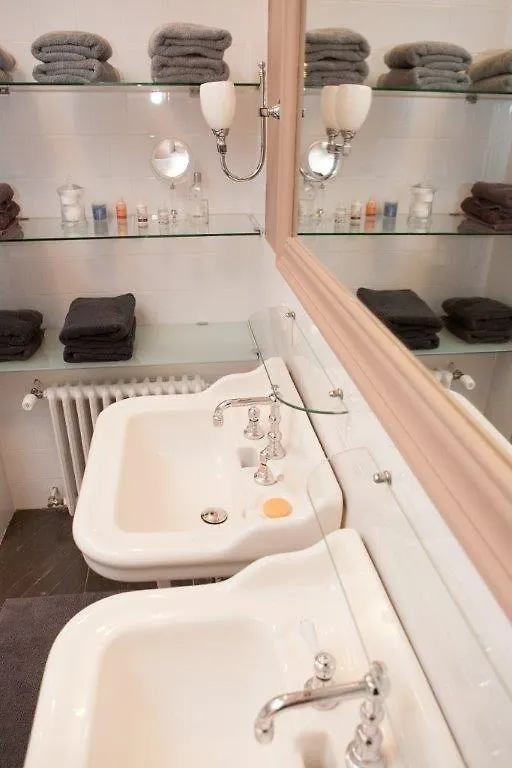One Room 3*, Ostend